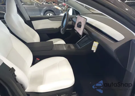 2026 Tesla Model Y Long Range Dual Motor All-Wheel Drive/Long Range Launch Series z USA, uszkodzony, nr VIN 7SAYGDEE7TF387729